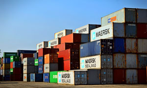 港口停放整齐的集装箱摄影高清图片