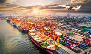 飞机与繁忙的港口景象鸟瞰摄影图片